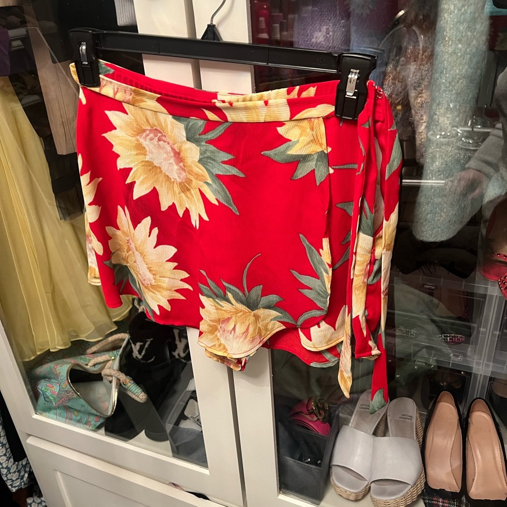 Show me your mumu nwot medium sunflower skort